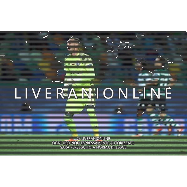 27.09.2016 LIZBONA (LISBON) ESTADIO JOSE ALVALADE PILKA NOZNA (FOOTBALL), LIGA MISTRZOW UEFA , FAZA GRUPOWA - GRUPA F ( UEFA CHAMPIONS LEAGUE - GROUP STAGE, GROUP F) MECZ (GAME) SPORTING LIZBONA SC - LEGIA WARSZAWA (SPORING LISBON SC - LEGIA WARSAW) NZ ARKADIUSZ MALARZ - BRAMKA DLA SPORTINGU FOTO LUKASZ GROCHALA/CYFRASPORT / NEWSPIX.PL --- Newspix.pl AG ALDO LIVERANI SAS ONLY ITALY *** Local Caption *** www.newspix.pl mail us: info@newspix.pl call us: 0048 022 23 22 222 --- Polish Picture Agency by Ringier Axel Springer Poland