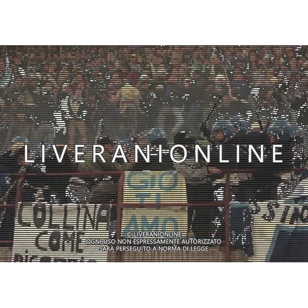 MILANO 08-04-1998 MILAN LAZIO COPPA ITALIA NELLA FOTO SCONTRI TRA LA POLIZIA E I TIFOSI LAZIALI AG ALDO LIVERANI SAS