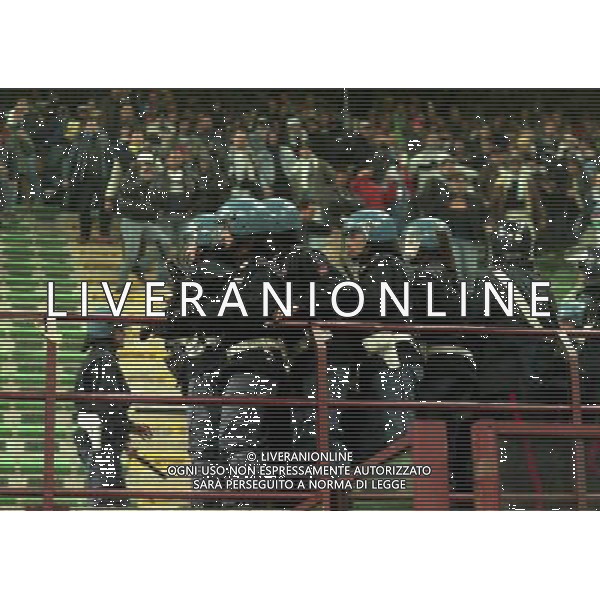 MILANO 08-04-1998 MILAN LAZIO COPPA ITALIA NELLA FOTO SCONTRI TRA LA POLIZIE E I TIFOSI LAZIALI AG ALDO LIVERANI SAS