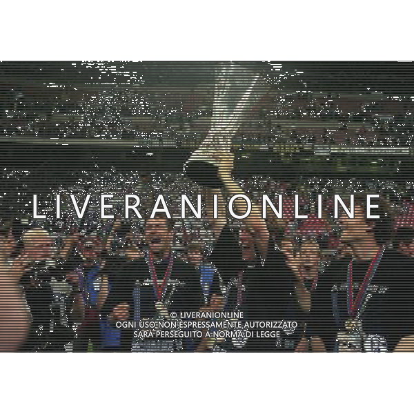 21-05-1997 MILANO FINALE DI COPPA UEFA INTER SHALKE 04 NELLA FOTO I GIOCATORI DELLO SHALKE 04 CON LA COPPA UEFA AG ALDO LIVERANI SAS
