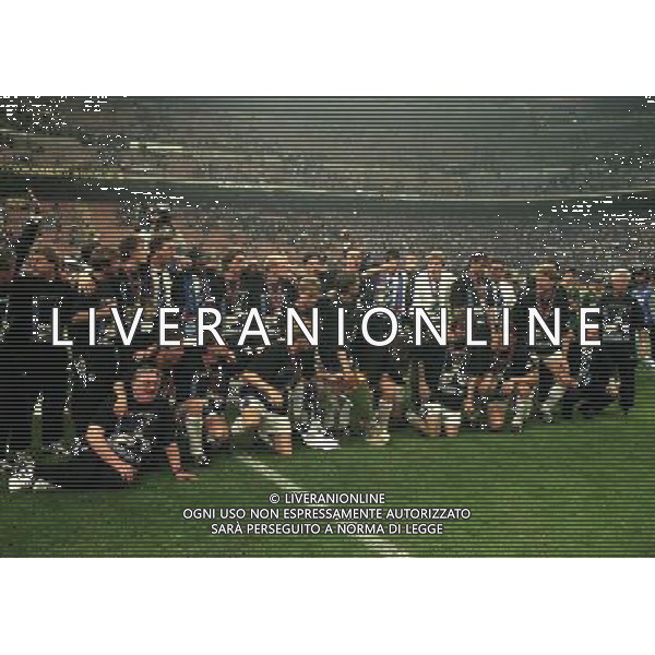 21-05-1997 MILANO FINALE DI COPPA UEFA INTER SHALKE 04 NELLA FOTO I GIOCATORI DELLO SHALKE 04 CON LA COPPA UEFA AG ALDO LIVERANI SAS