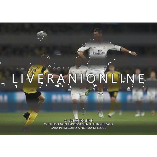 firo : 27.09.2016 Fu§ball, Saison 2016/2017 Champions League BVB Borussia Dortmund - Real Madrid 2:2 Cristiano Ronaldo Zweikampf ukasz Piszczek $worldrights,Es gelten unsere AGB, einsehbar auf www.firosportphoto.de, copyright by firo sportphoto: Coesfelder Str. 207 D-48249 DŸlmen www.firosportphoto.de mail@firosportphoto.de (V o l k s b a n k B o c h u m - W i t t e n ) IBAN DE68 4306 0129 0341 1171 00 Tel: +49-2594-9916004 Fax: +49-2594-9916005 AG ALDO LIVERANI SAS ONLY ITALY