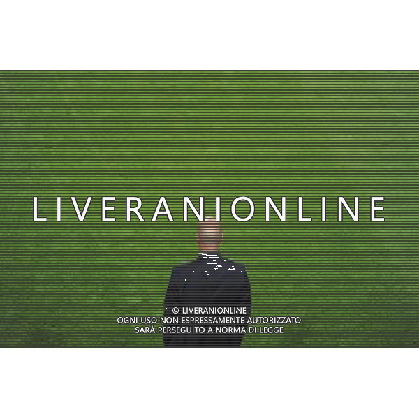 firo : 27.09.2016 Fu§ball, Saison 2016/2017, Champions League, BVB, Borussia Dortmund - Real Madrid CF, Gruppenphase, 2:2 Zinedine ZIDANE, Trainer, Real Madrid CF, halbe Figur, Hinterleger, Feature, Allgemein, Rasen, Spielfeld, $worldrights,Es gelten unsere AGB, einsehbar auf www.firosportphoto.de, copyright by firo sportphoto: Coesfelder Str. 207 D-48249 DŸlmen www.firosportphoto.de mail@firosportphoto.de (V o l k s b a n k B o c h u m - W i t t e n ) BLZ.: 430 601 29 Kt. Nr.: 341 117 100 Tel:Ê +49-2594-9916004 Fax:Ê+49-2594-9916005 AG ALDO LIVERANI SAS ONLY ITALY