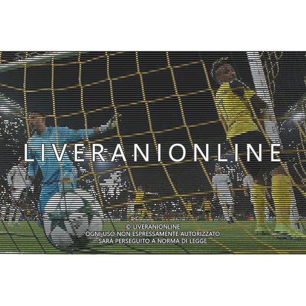 firo : 27.09.2016 Fu§ball, Saison 2016/2017, Champions League, BVB, Borussia Dortmund - Real Madrid CF, Gruppenphase, 2:2 Strafraumaktion, Keylor NAVAS, Real Madrid CF, Pierre-Emerick AUBAMEYANG, BVB Borussia Dortmund, ganze Figur, Hintertor, Remote, $worldrights,Es gelten unsere AGB, einsehbar auf www.firosportphoto.de, copyright by firo sportphoto: Coesfelder Str. 207 D-48249 DŸlmen www.firosportphoto.de mail@firosportphoto.de (V o l k s b a n k B o c h u m - W i t t e n ) BLZ.: 430 601 29 Kt. Nr.: 341 117 100 Tel:Ê +49-2594-9916004 Fax:Ê+49-2594-9916005 AG ALDO LIVERANI SAS ONLY ITALY