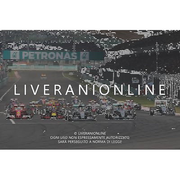 Lewis Hamilton (GBR) Mercedes AMG F1 W07 Hybrid leads at the start of the race. 02.10.2016. Formula 1 World Championship, Rd 16, Malaysian Grand Prix, Sepang, Malaysia, Sunday. AG ALDO LIVERANI SAS ONLY ITALY