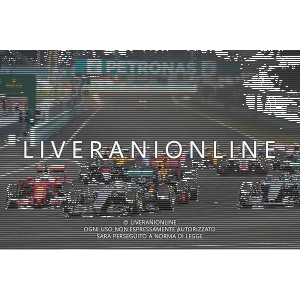 Lewis Hamilton (GBR) Mercedes AMG F1 W07 Hybrid leads at the start of the race. 02.10.2016. Formula 1 World Championship, Rd 16, Malaysian Grand Prix, Sepang, Malaysia, Sunday. AG ALDO LIVERANI SAS ONLY ITALY