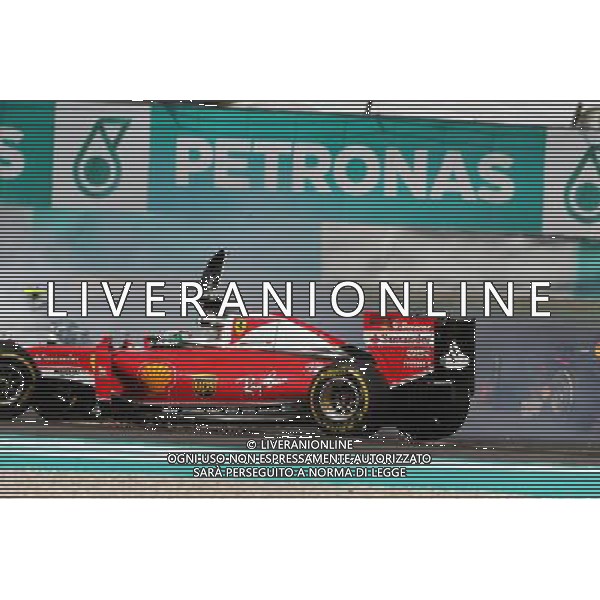 Sebastian Vettel (GER) Ferrari SF16-H and Nico Rosberg (GER) Mercedes AMG F1 W07 Hybrid collide at the start of the race. 02.10.2016. Formula 1 World Championship, Rd 16, Malaysian Grand Prix, Sepang, Malaysia, Sunday. AG ALDO LIVERANI SAS ONLY ITALY