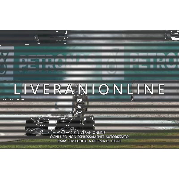 Lewis Hamilton (GBR) Mercedes AMG F1 W07 Hybrid retired from the race with a blown engine. 02.10.2016. Formula 1 World Championship, Rd 16, Malaysian Grand Prix, Sepang, Malaysia, Sunday. AG ALDO LIVERANI SAS ONLY ITALY