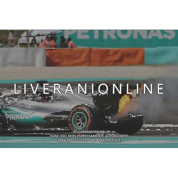 Lewis Hamilton (GBR) Mercedes AMG F1 W07 Hybrid retired from the race with a blown engine. 02.10.2016. Formula 1 World Championship, Rd 16, Malaysian Grand Prix, Sepang, Malaysia, Sunday. AG ALDO LIVERANI SAS ONLY ITALY