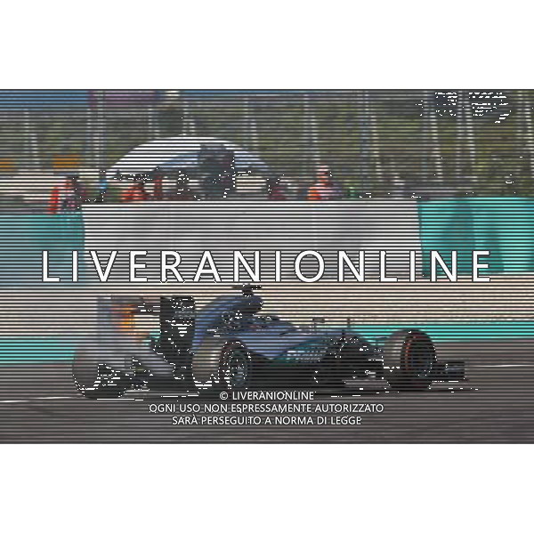 Lewis Hamilton (GBR) Mercedes AMG F1 W07 Hybrid retired from the race with a blown engine. 02.10.2016. Formula 1 World Championship, Rd 16, Malaysian Grand Prix, Sepang, Malaysia, Sunday. AG ALDO LIVERANI SAS ONLY ITALY