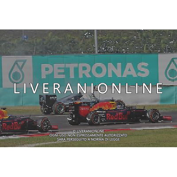 Lewis Hamilton (GBR) Mercedes AMG F1 W07 Hybrid retired from the race with a blown engine, and is passed by Daniel Ricciardo (AUS) Red Bull Racing RB12 and Max Verstappen (NLD) Red Bull Racing RB12. 02.10.2016. Formula 1 World Championship, Rd 16, Malaysian Grand Prix, Sepang, Malaysia, Sunday. AG ALDO LIVERANI SAS ONLY ITALY