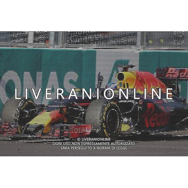 Race winner Daniel Ricciardo (AUS) Red Bull Racing RB12 celebrates as he takes the chequered flag at the end of the race. 02.10.2016. Formula 1 World Championship, Rd 16, Malaysian Grand Prix, Sepang, Malaysia, Sunday. / AGENZIA ALDO LIVERANI SAS - ITALY ONLY EDITORIAL USE ONLY