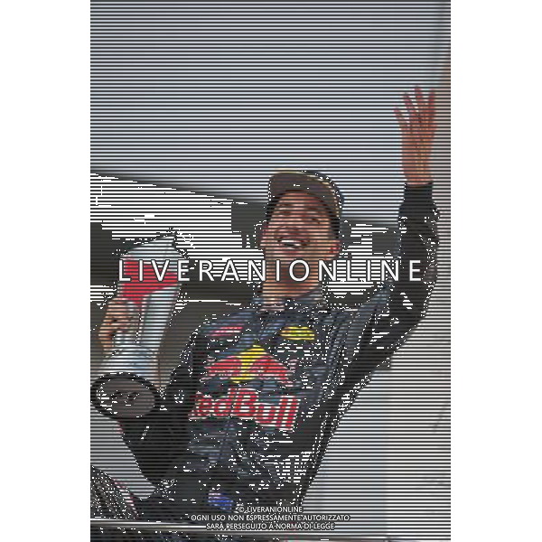 Race winner Daniel Ricciardo (AUS) Red Bull Racing celebrates on the podium. 02.10.2016. Formula 1 World Championship, Rd 16, Malaysian Grand Prix, Sepang, Malaysia, Sunday. AG ALDO LIVERANI SAS ONLY ITALY