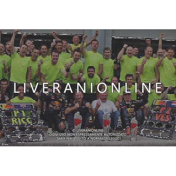 Race winner Daniel Ricciardo (AUS) Red Bull Racing celebrates with team mate Max Verstappen (NLD) Red Bull Racing, Dr Helmut Marko (AUT) Red Bull Motorsport Consultant, Christian Horner (GBR) Red Bull Racing Team Principal, and the team. 02.10.2016. Formula 1 World Championship, Rd 16, Malaysian Grand Prix, Sepang, Malaysia, Sunday. AG ALDO LIVERANI SAS ONLY ITALY