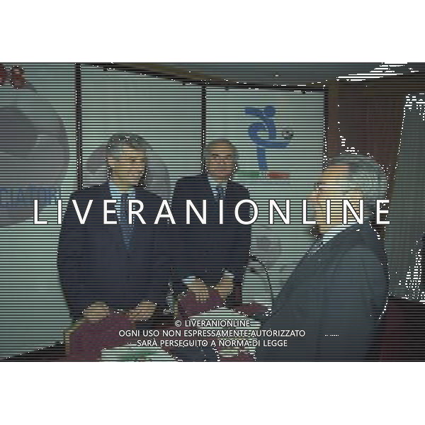 MILANO 14-12-1998 FESTA DI GALA DELL\'ASSOCIAZIONE CALCIATORI PER I 30 ANNI DI ATTIVITA NELLA FOTO SANDRO MAZZOLA CON GIANNI RIVERA E CANDIDO CANNAVO AG ALDO LIVERANI SAS