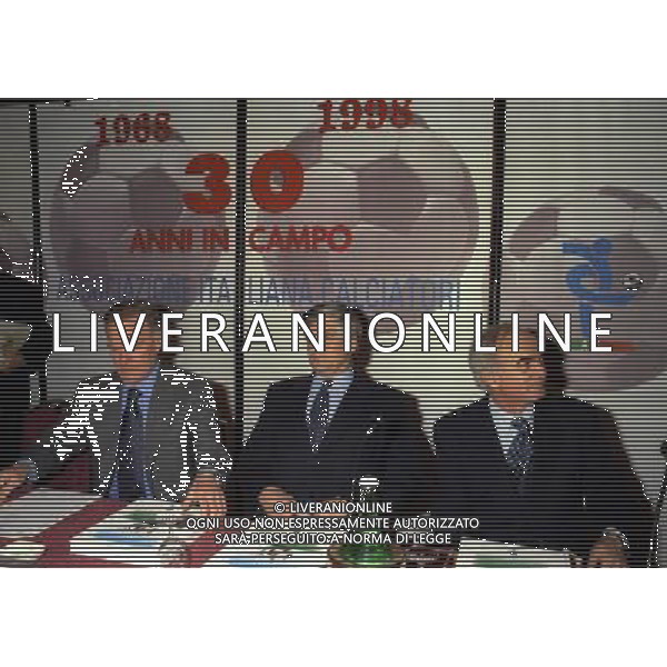 MILANO 14-12-1998 FESTA DI GALA DELL\'ASSOCIAZIONE CALCIATORI PER I 30 ANNI DI ATTIVITA NELLA FOTO SERGIO CAMPANA CON GIANNI RIVERA E SANDRO MAZZOLA AG ALDO LIVERANI SAS