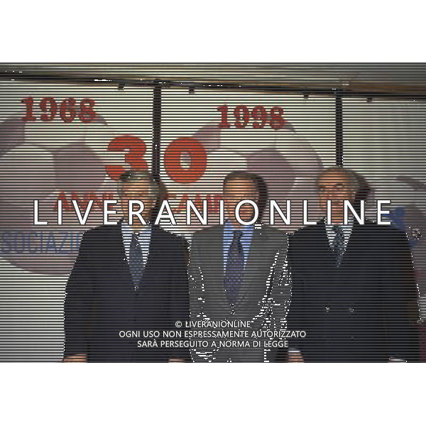 MILANO 14-12-1998 FESTA DI GALA DELL\'ASSOCIAZIONE CALCIATORI PER I 30 ANNI DI ATTIVITA NELLA FOTO SERGIO CAMPANA CON GIANNI RIVERA E SANDRO MAZZOLA AG ALDO LIVERANI SAS