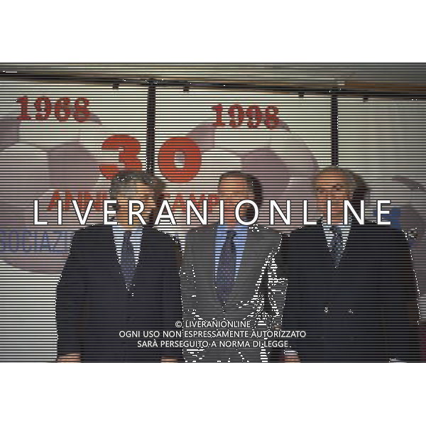 MILANO 14-12-1998 FESTA DI GALA DELL\'ASSOCIAZIONE CALCIATORI PER I 30 ANNI DI ATTIVITA NELLA FOTO SERGIO CAMPANA CON GIANNI RIVERA E SANDRO MAZZOLA AG ALDO LIVERANI SAS