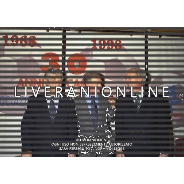 MILANO 14-12-1998 FESTA DI GALA DELL\'ASSOCIAZIONE CALCIATORI PER I 30 ANNI DI ATTIVITA NELLA FOTO SERGIO CAMPANA CON GIANNI RIVERA E SANDRO MAZZOLA AG ALDO LIVERANI SAS