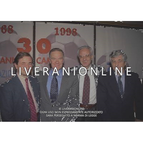 MILANO 14-12-1998 FESTA DI GALA DELL\'ASSOCIAZIONE CALCIATORI PER I 30 ANNI DI ATTIVITA NELLA FOTO FILIPPO GRASSIA CON GIANNI RIVERA E ANTONELLO CAPONE ESERGIO CAMPANA AG ALDO LIVERANI SAS