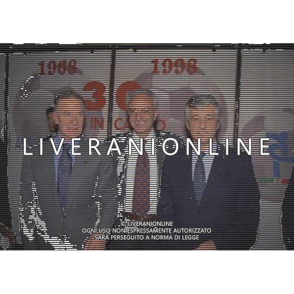 MILANO 14-12-1998 FESTA DI GALA DELL\'ASSOCIAZIONE CALCIATORI PER I 30 ANNI DI ATTIVITA NELLA FOTO SERGIO CAMPANA CON FILIPPO GRASSIA E GIANNI RIVERA AG ALDO LIVERANI SAS
