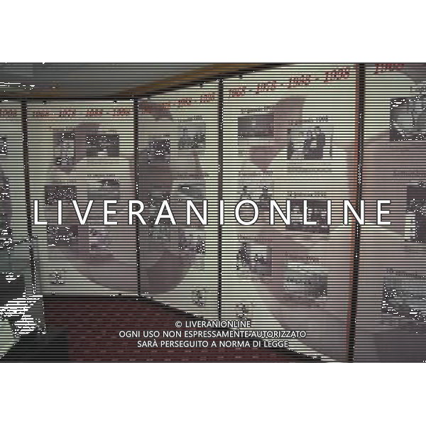 MILANO 14-12-1998 FESTA DI GALA DELL\'ASSOCIAZIONE CALCIATORI PER I 30 ANNI DI ATTIVITA NELLA FOTO LA MOSTRA FOTOGRAFICA AG ALDO LIVERANI SAS