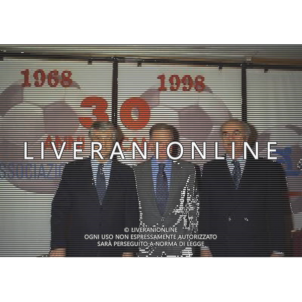 MILANO 14-12-1998 FESTA DI GALA DELL\'ASSOCIAZIONE CALCIATORI PER I 30 ANNI DI ATTIVITA NELLA FOTO SERGIO CAMPANA CON GIANNI RIVERA E SANDRO MAZZOLA AG ALDO LIVERANI SAS