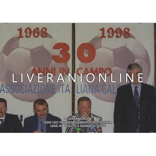 MILANO 14-12-1998 FESTA DI GALA DELL\'ASSOCIAZIONE CALCIATORI PER I 30 ANNI DI ATTIVITA NELLA FOTO SERGIO CAMPANA E GIANNI RIVERA AG ALDO LIVERANI SAS