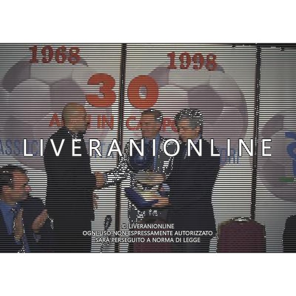 MILANO 14-12-1998 FESTA DI GALA DELL\'ASSOCIAZIONE CALCIATORI PER I 30 ANNI DI ATTIVITA NELLA FOTO SERGIO CAMPANA GIANNI RIVERA E DOMENICO DI CARLO AG ALDO LIVERANI SAS