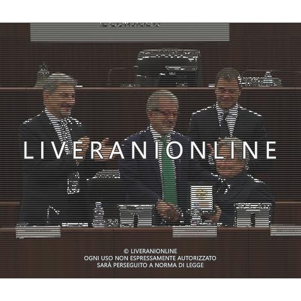Milano 04/10/2016 Premiazione medagliati Lombardi a Rio 2016 Nella Foto:Raffaele Cattaneo, Roberto Maroni, Antonio Rossi mentre premiano Pierangelo Santelli PH Lauro Montagnini / AGENZIA ALDO LIVERANI SAS