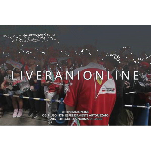 Sebastian Vettel (GER) Ferrari with fans. 06.10.2016. Formula 1 World Championship, Rd 17, Japanese Grand Prix, Suzuka, Japan, Preparation Day. AG ALDO LIVERANI SAS ONLY ITALY