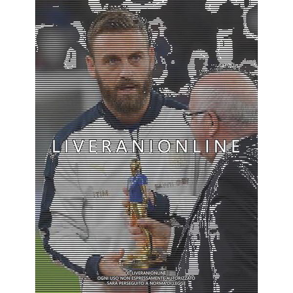 Qualificazioni al Campionato Mondiale FIFA Russia 2018 Gruppo G Torino - 06.10.2016 Italia-Spagna Nella Foto: daniele de rossi riceve da carlo tavecchio un riconoscimento per le 100 presenze con la maglia della nazionale italiana /Ph.Vitez-Ag. Aldo Liverani