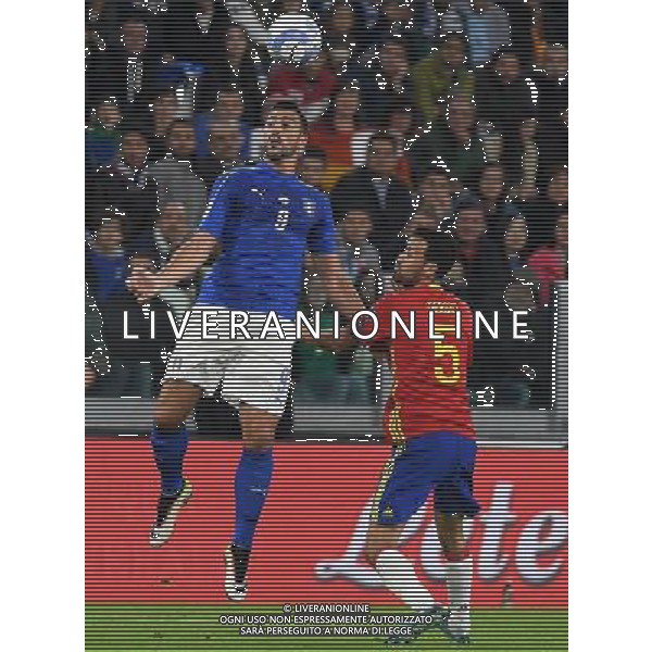 Qualificazioni al Campionato Mondiale FIFA Russia 2018 Gruppo G Torino - 06.10.2016 Italia-Spagna Nella Foto: graziano pelle\' e Sergio busquets /Ph.Vitez-Ag. Aldo Liverani