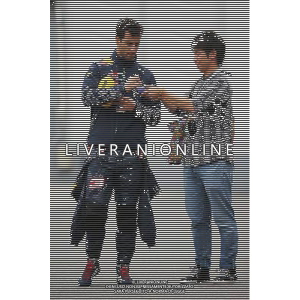 Daniel Ricciardo (AUS) Red Bull Racing signs autographs for the fans. 07.10.2016. Formula 1 World Championship, Rd 17, Japanese Grand Prix, Suzuka, Japan, Practice Day. AG ALDO LIVERANI SAS ONLY ITALY