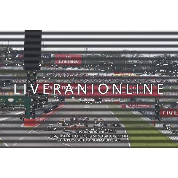 Nico Rosberg (GER) Mercedes AMG F1 W07 Hybrid leads at the start of the race. 09.10.2016. Formula 1 World Championship, Rd 17, Japanese Grand Prix, Suzuka, Japan, Race Day AG ALDO LIVERANI SAS ONLY ITALY