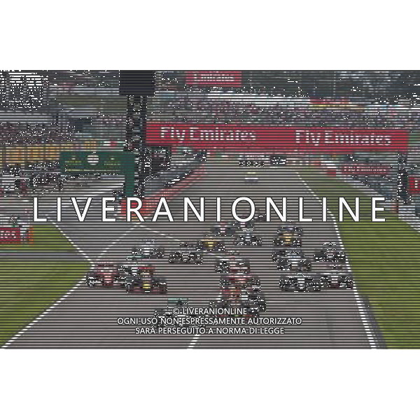 Nico Rosberg (GER) Mercedes AMG F1 W07 Hybrid leads at the start of the race. 09.10.2016. Formula 1 World Championship, Rd 17, Japanese Grand Prix, Suzuka, Japan, AG ALDO LIVERANI SAS ONLY ITALY