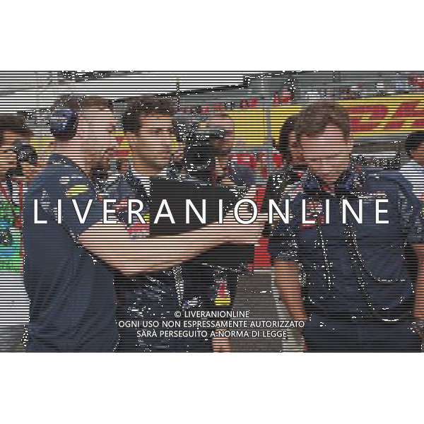 (L to R): Simon Rennie (GBR) Red Bull Racing Race Engineer with Daniel Ricciardo (AUS) Red Bull Racing and Christian Horner (GBR) Red Bull Racing Team Principal on the grid. 09.10.2016. Formula 1 World Championship, Rd 17, Japanese Grand Prix, Suzuka, Japan, Race Day. AG ALDO LIVERANI SAS ONLY ITALY