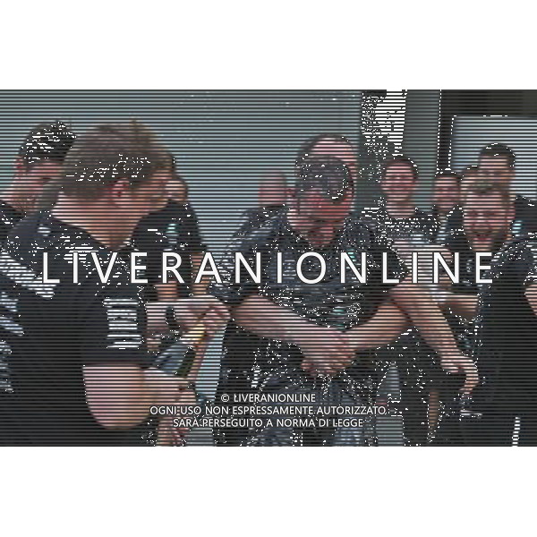 Tony Walton (GBR) Mercedes AMG F1 celebrates the constructors\' title with the team. 09.10.2016. Formula 1 World Championship, Rd 17, Japanese Grand Prix, Suzuka, Japan, Race Day. AG ALDO LIVERANI SAS ONLY ITALY