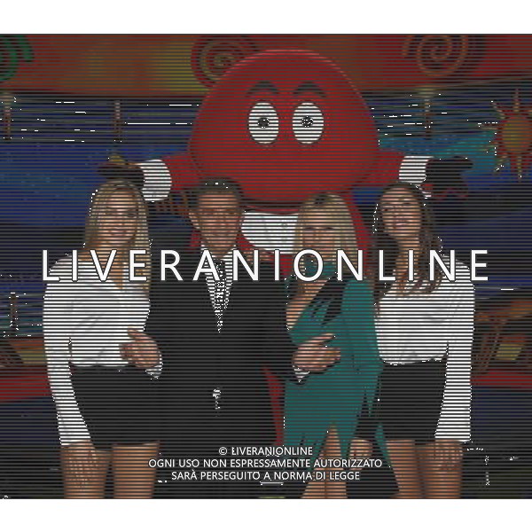 Cologno Monzese ( MI ) 10/10/2016 Mediaset - Photocall Striscia la Notizia Nella foto: Il Gabibbo con Irene Cioni, Ezio Greggio, Michelle Hunziker e Ludovica Frasca PH Lauro Montagnini AG ALDO LIVERANI SAS