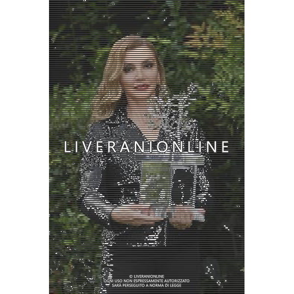 Presentazione della partita Uniti per la Pace - Roma 10.10.2016 - nella foto: Milly Carlucci con il trofeo della partita /Ph.Corradetti-Ag Aldo Liverani