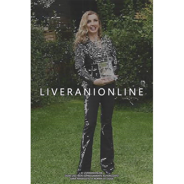 Presentazione della partita Uniti per la Pace - Roma 10.10.2016 - nella foto: Milly Carlucci con il trofeo della partita /Ph.Corradetti-Ag Aldo Liverani