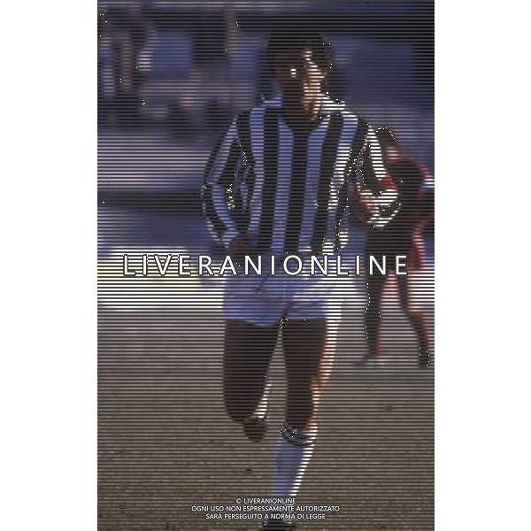 RETROSPETTIVA ADELIO MORO CALCIATORE NELLA FOTO ADELIO MORO CON LA MAGLIA DELL\'ASCOLI AG ALDO LIVERANI SAS