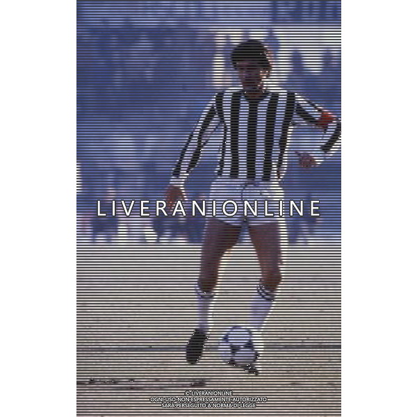 RETROSPETTIVA ADELIO MORO CALCIATORE NELLA FOTO ADELIO MORO CON LA MAGLIA DELL\'ASCOLI AG ALDO LIVERANI SAS