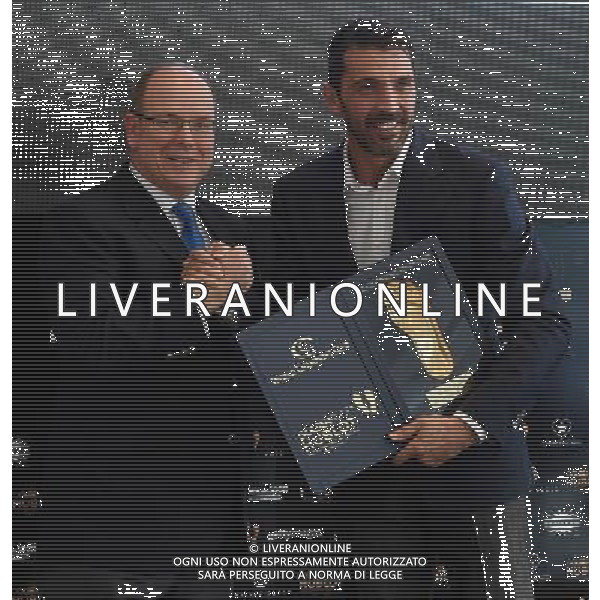 Golden Foot Award Monaco 2016 Montecarlo (Principato di Monaco) - 11.10.2016 Nella Foto:Il principe Alberto II di Monaco premia Gianluigi Buffon vincitore del Golden Foot Award 2016 /Ph.Vitez-Ag. Aldo Liverani