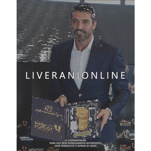 Golden Foot Award Monaco 2016 Montecarlo (Principato di Monaco) - 11.10.2016 Nella Foto:Il principe Alberto II di Monaco premia Gianluigi Buffon vincitore del Golden Foot Award 2016 /Ph.Vitez-Ag. Aldo Liverani