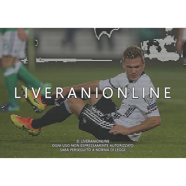 firo : 11.10.2016 Fu§ball, Fussball, International, WM-Quali, WM-Qualifikation 2018, FIFA, World Cup, Weltmeisterschaft 2018, Nationalmannschaft, GER Deutschland - NIR Nordirland 2:0 GER Joshua Kimmich, Verletzung, verletzt, Gestik, Geste $worldrights, Es gelten unsere AGB, einsehbar auf www.firosportphoto.de, copyright by firo sportphoto: Coesfelder Str. 207 D-48249 DŸlmen GERMANY, www.firosportphoto.de mail@firosportphoto.de (V o l k s b a n k B o c h u m - W i t t e n ) IBAN DE68 4306 0129 0341 1171 00 Tel:Ê +49-2594-9916004 Fax:Ê+49-2594-9916005 AG ALDO LIVERANI SAS ONLY ITALY