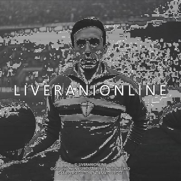 1962 RETROSPETTIVA MARIO BERGAMASCHI CALCIATORE NELLA FOTO MARIO BERGAMASCHI CON LA MAGLIA DELLA SAMPDORIA AG ALDO LIVERANI SAS