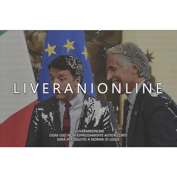 Presentazione del Piano Sport e Periferie da parte del presidente del Consiglio Matteo Renzi con il presidente del Coni Giovanni Malago\' - Roma - 12.10.2016 - Palazzo Chigi - nella foto: Giovanni Malago\' e Matteo Renzi / Ph. Corradetti-Ag Aldo Liverani/ AGENZIA ALDO LIVERANI SAS 