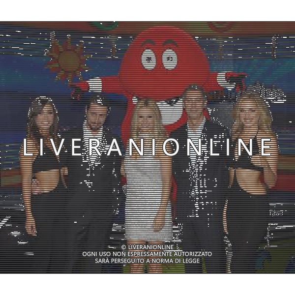 Cologno Monzese ( MI ) 06/10/2016 Mediaset - Photocall Striscia la Notizia Nella foto: Il Gabibbo con Ludovica Frasca, Luca Bizzarri, Michelle Hunziker, Paolo Kessisoglu e Irene Cioni PH Lauro Montagnini / AGENZIA ALDO LIVERANI SAS 