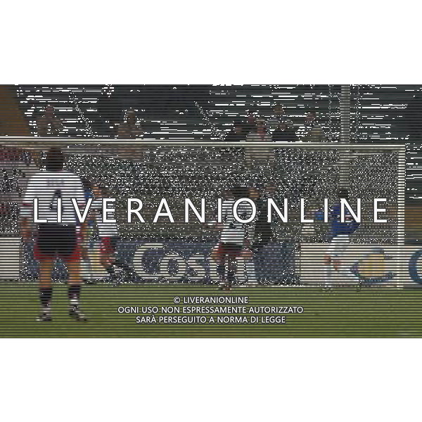 SAMPDORIA - CAGLIARI COPPA ITALIA TIM CUP 17/03/2005 NELLA FOTO IL GOL DI MAURO ESPOSITO DEL 3-2 PH ARCAINI/AGENZIA ALDO LIVERANI